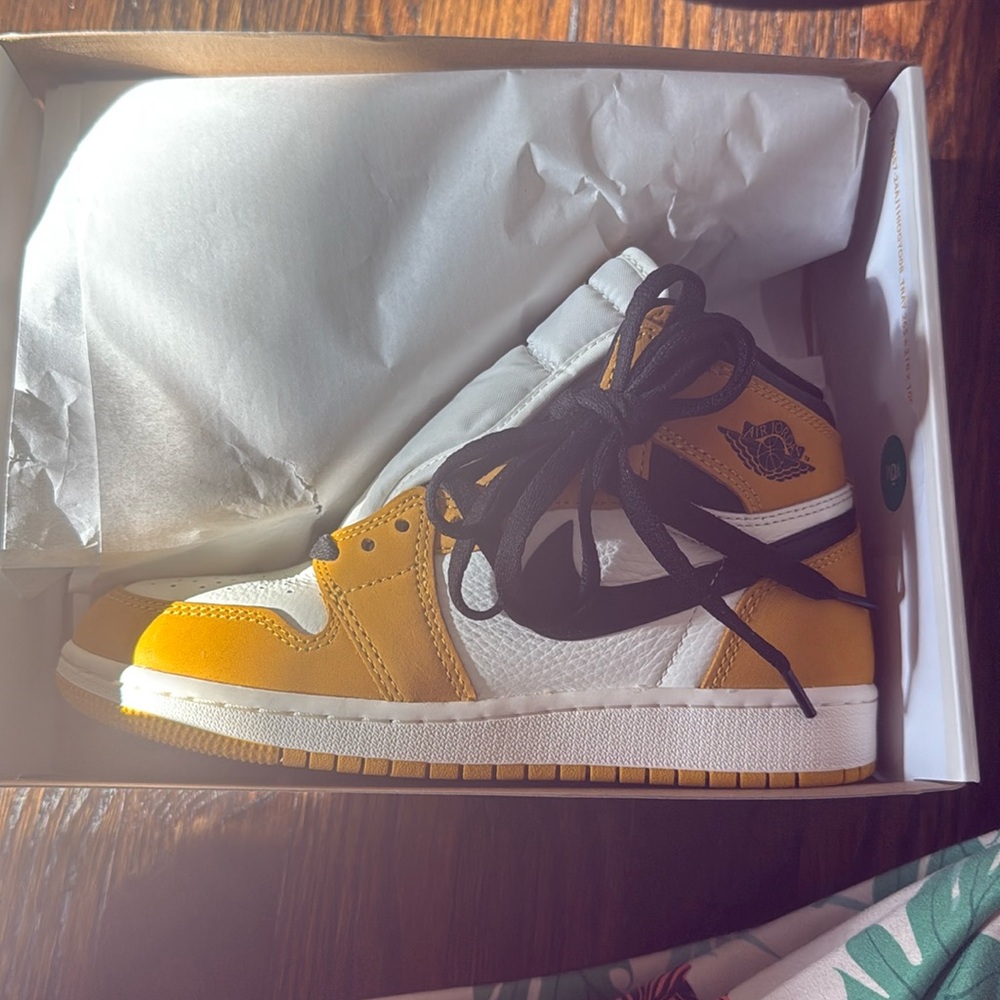 New in Box Air Jorfan 1 retro High yellow ochre/black size 4.5 youth